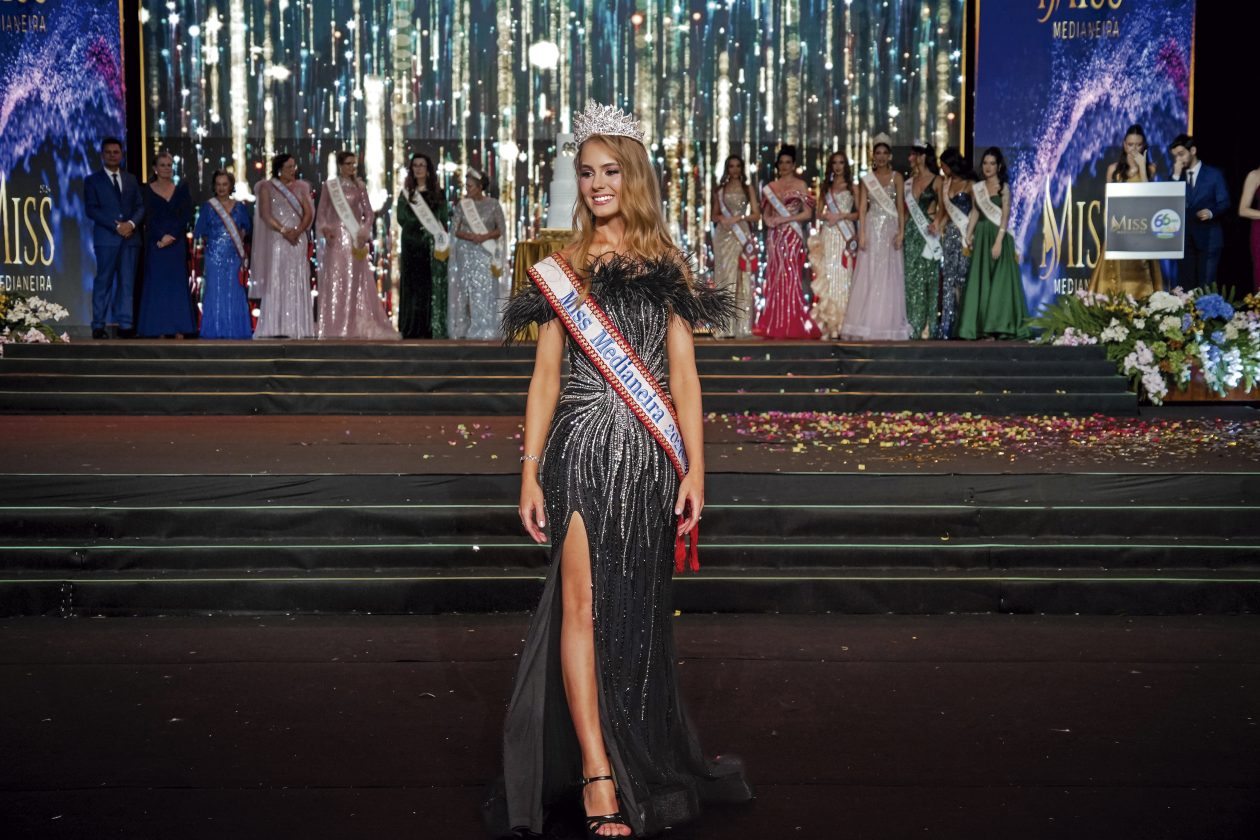 Clara Hobold conta que a emoção tomou conta durante a coroação, mas foi no primeiro desfile já como Miss que o significado daquele momento se revelou por inteiro