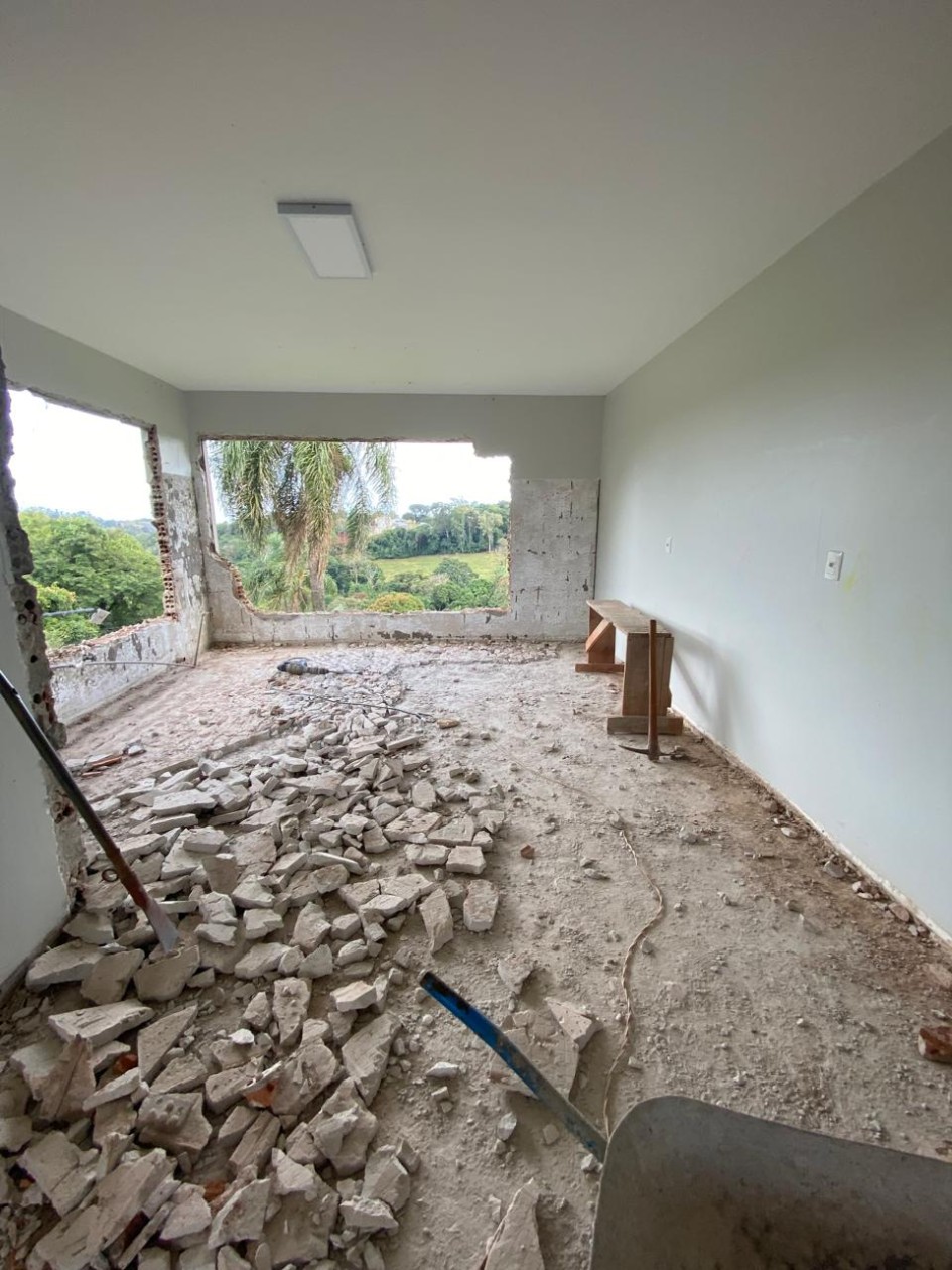 Sem um projeto, decisões são tomadas durante a execução, o que pode gerar mudanças, desperdício de materiais e custos que não estavam previstos. Um bom projeto permite visualizar as soluções antes de iniciar a obra e organizar melhor cada etapa