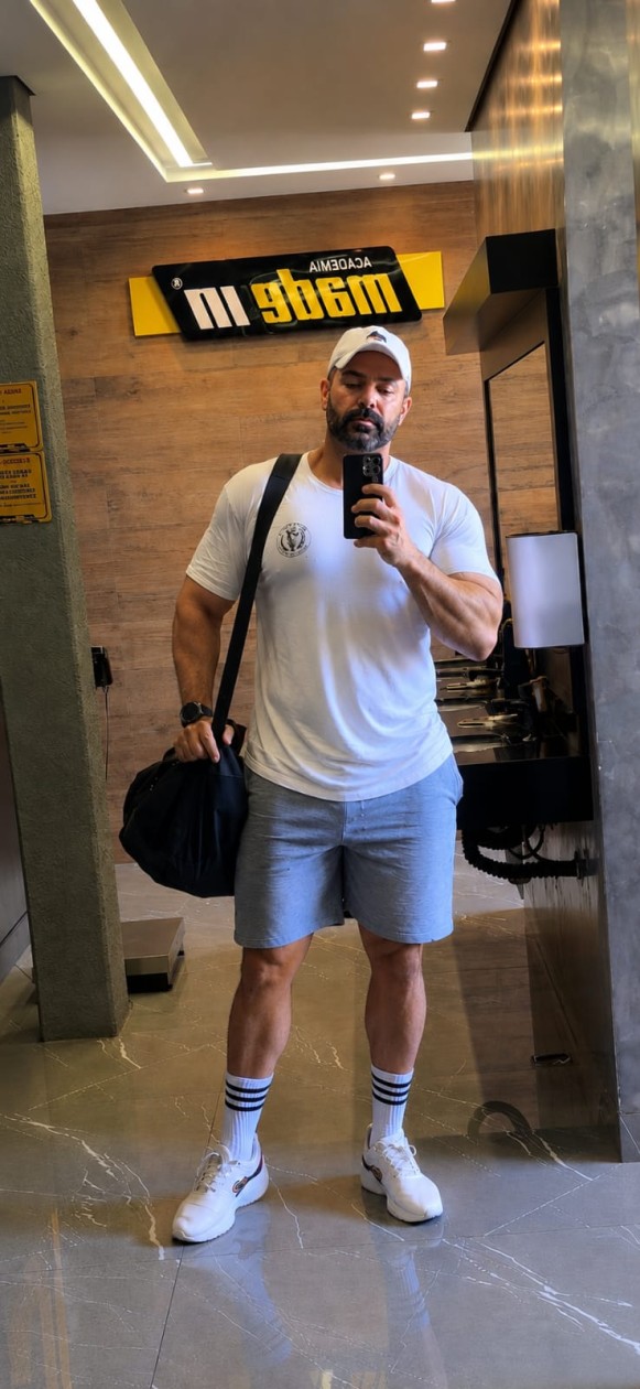 Hoje, Paulo concilia a aviação com o trabalho como personal trainer e consultor online