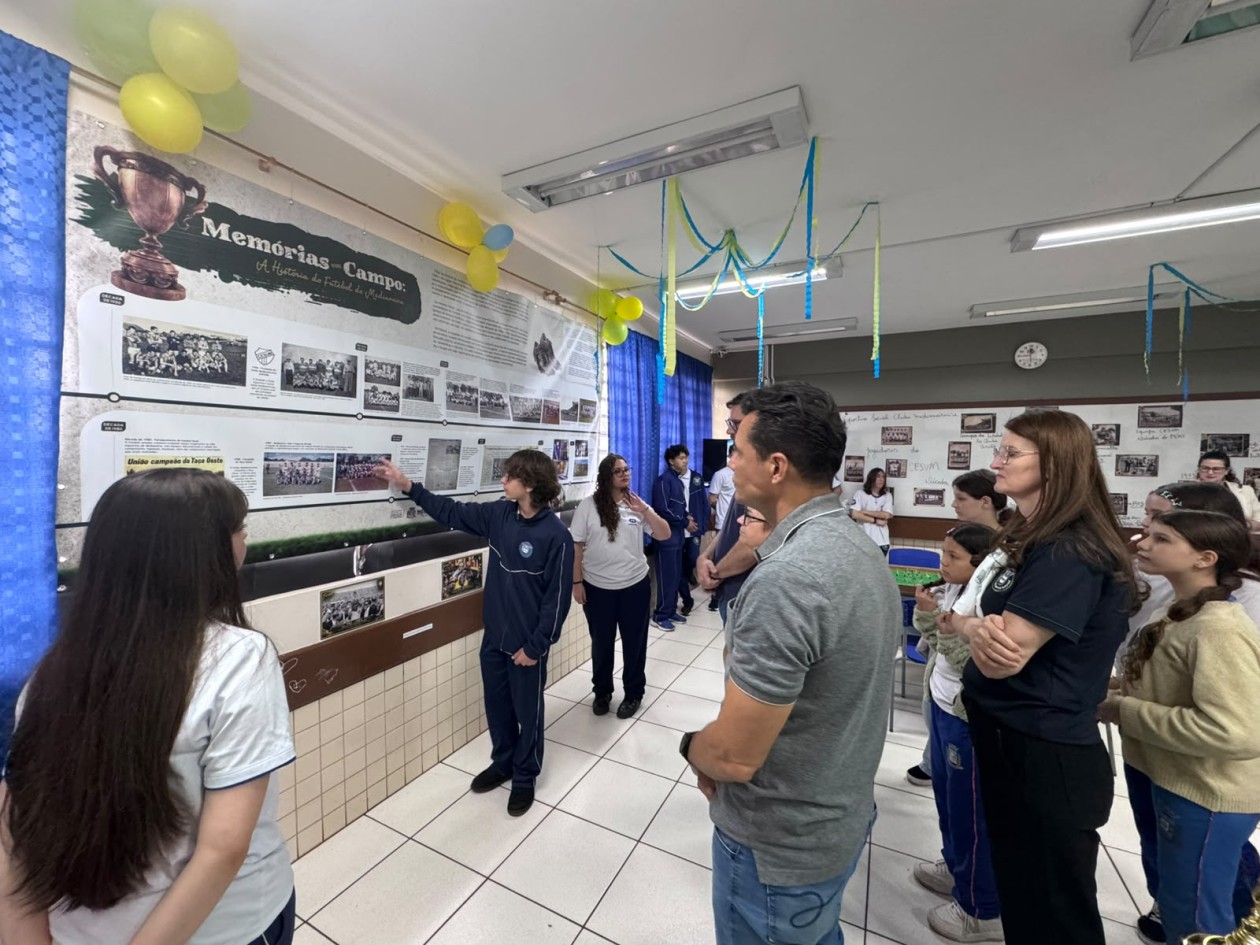 No Colégio Estadual Cívico-Militar Naira Fellini, estudantes da 2ª série do curso Técnico em Administração participaram da pesquisa e da organização de uma exposição que reuniu diferentes registros da trajetória do futebol no município