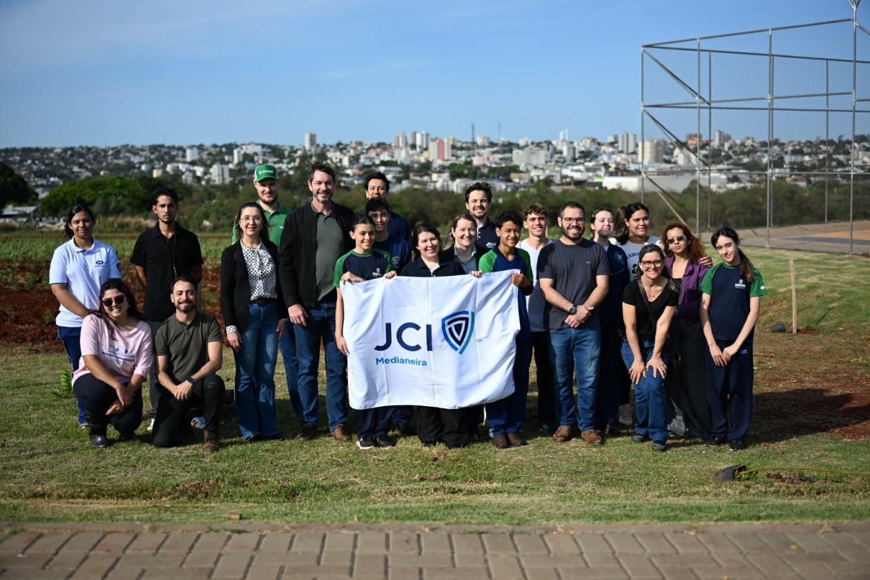 A JCI Medianeira, em uma parceria estratégica com a Prefeitura Municipal, realizou o plantio oficial do Bosque Oratória nas Escolas, ação que integra o projeto Conexão Semente