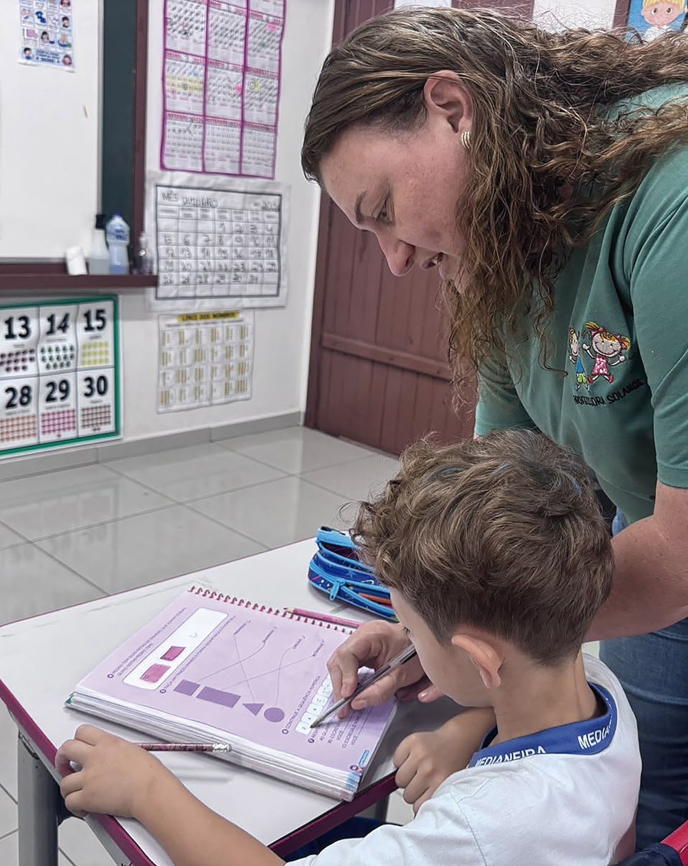 Na turma do 1º ano em tempo integral, o trabalho de Solange ganha contornos particulares. É uma fase em que cada letra reconhecida, cada palavra lida e cada frase escrita representa uma conquista