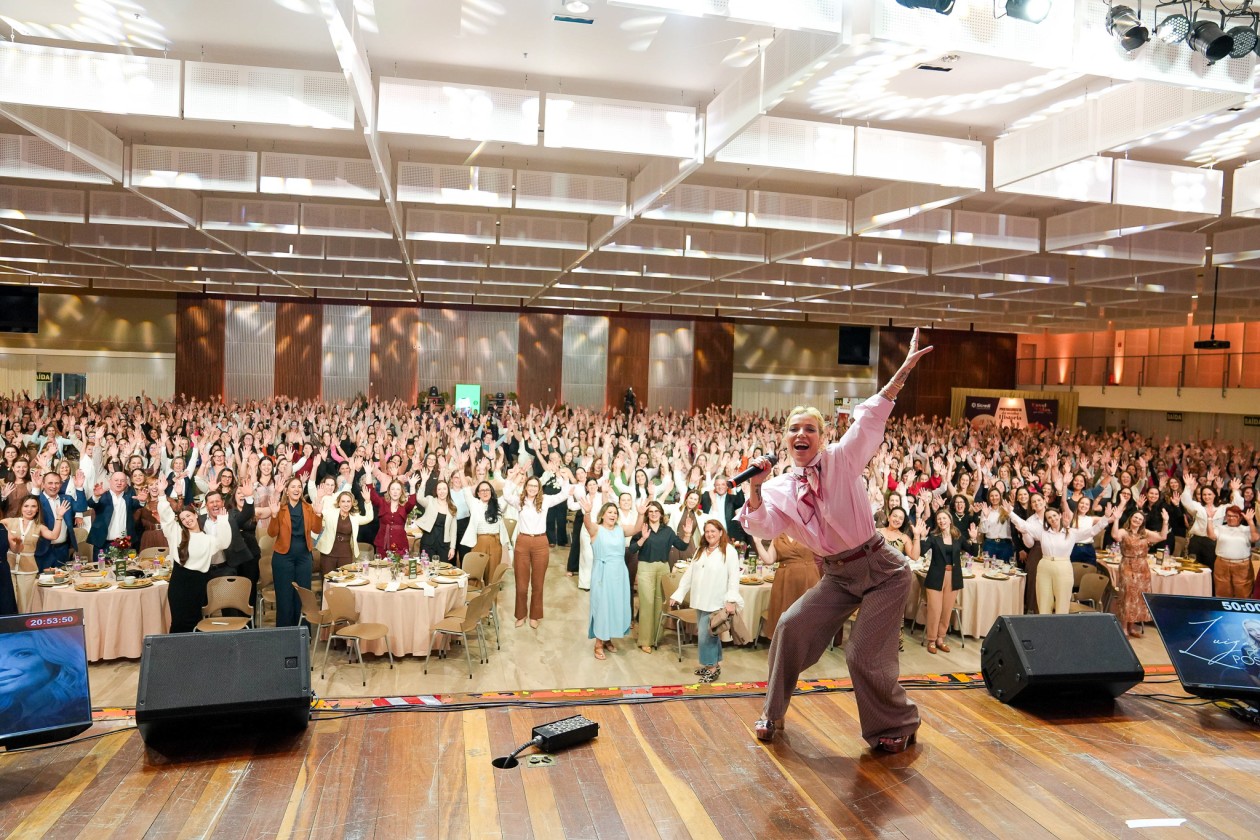 Luiza Possi encantou 1200 mulheres no evento em Medianeira