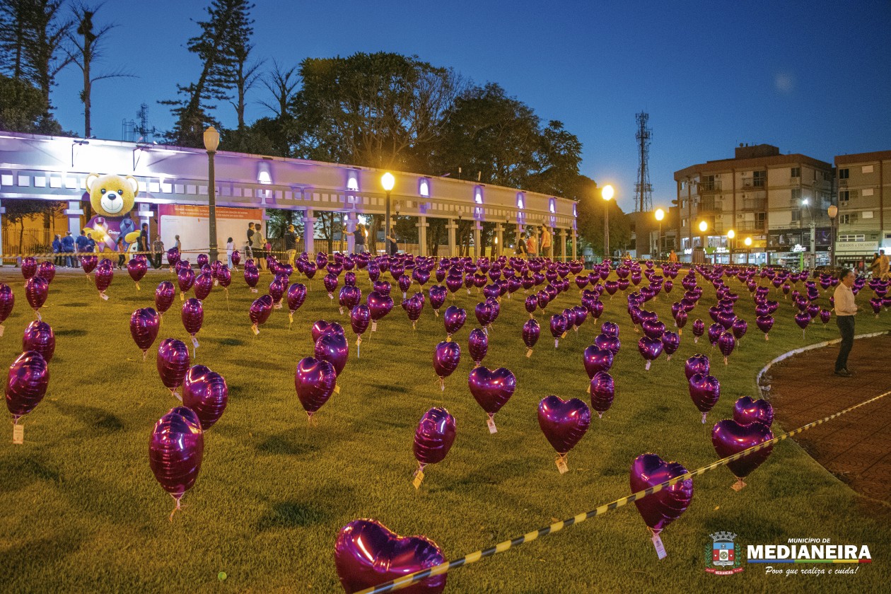 Entre os destaques da noite de abertura estiveram as ações promovidas pelo Jornal Mensageiro e Publicar Mídia, com a iluminação rosa na Colunata da Praça, balões com mensagens de prevenção, um urso de cinco metros de altura - adornado com os laços símbolo do Outubro Rosa e Novembro Azul, e um painel colaborativo aberto à participação da comunidade