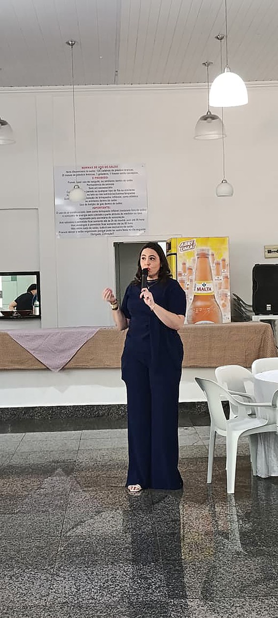 A presidente do SINDISMED, Luana Carbonera, destacou a importância de homenagear os servidores que contribuíram com o serviço público de Medianeira