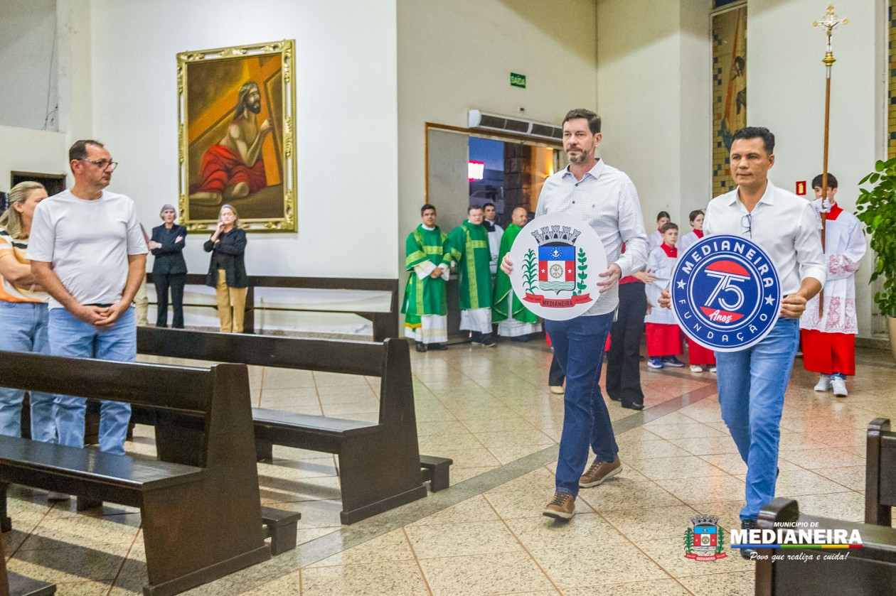 Um dos momentos de destaque aconteceu no início da celebração, com a entrada de placas representando cada década, desde 1950 até 2020, finalizando com o brasão e o selo de 75 anos de fundação de Medianeira