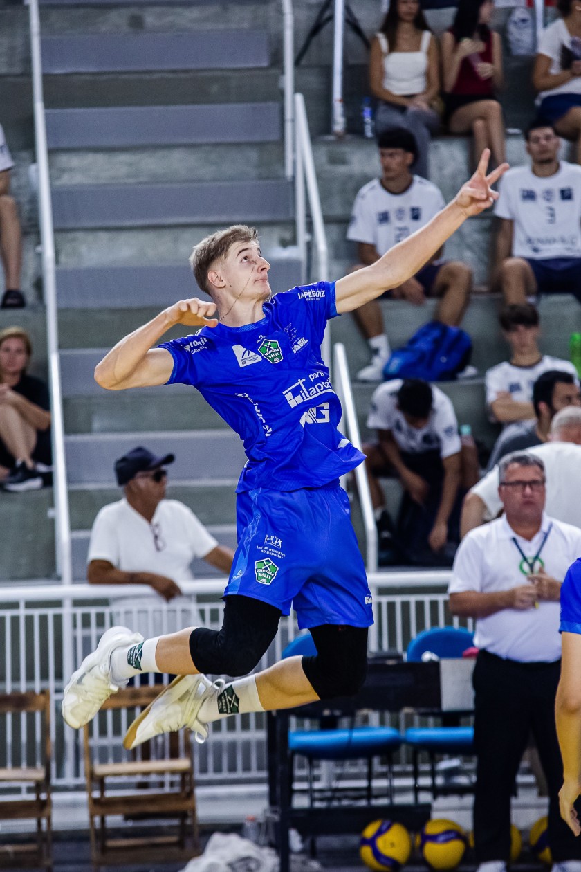O medianeirense Samuel Luiz Kirienco foi promovido ao elenco adulto do Joinville Vôlei (SC)
